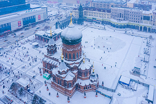 雪中的哈尔滨索菲亚教堂及广场