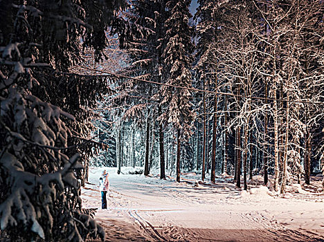 中年,女人,站立,道路,雪,树林,夜晚,芬兰