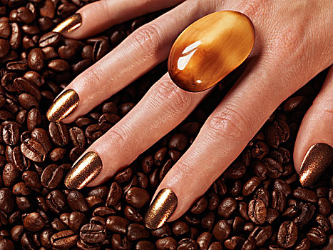 手,褐色,指甲油,戒指,咖啡豆