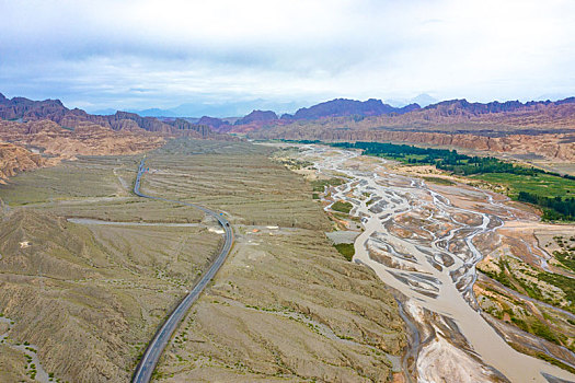 独库公路边的库车河