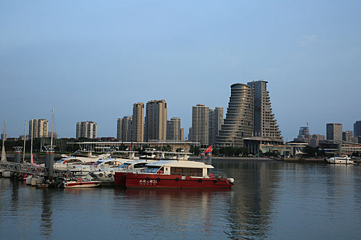 山东省日照市,清晨里的灯塔风景区凉爽宜人,游客漫步沙滩享受惬意生活