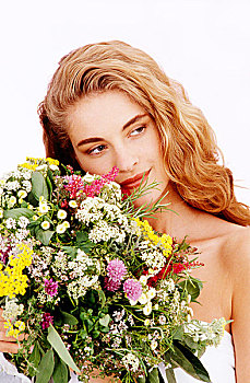 漂亮,金发女郎,拿着,花束,药草,花,看别处