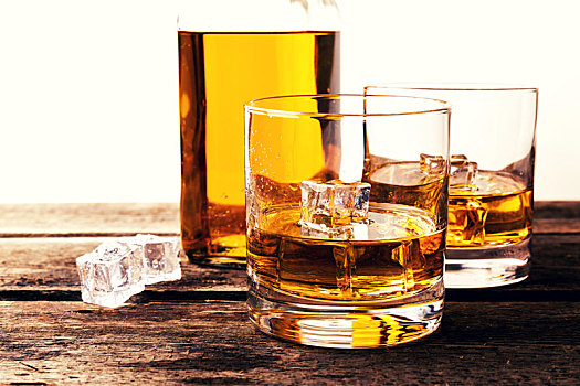 威士忌酒杯,瓶子,木桌子,白色背景