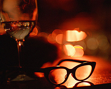 一对,玻璃杯,葡萄酒杯,桌子,酒吧