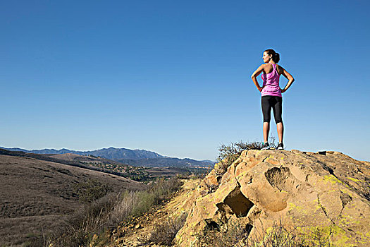 成熟,女性,跑步,向外看,山,橡树,加利福尼亚,美国