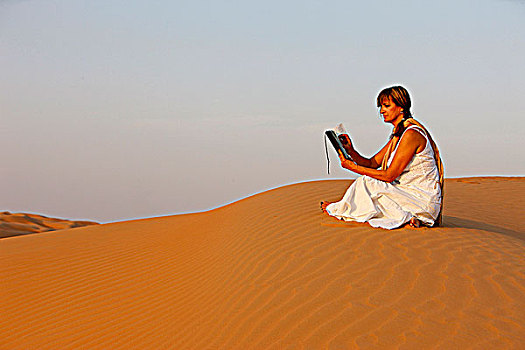 阿联酋,阿布扎比,女人,读,圣经,沙漠