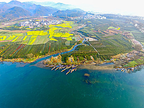 航拍乡村山峰河流油菜花田地