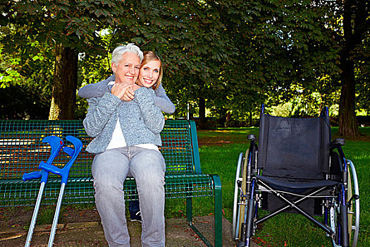 女青年,搂抱,老人,残障,女人,公园长椅