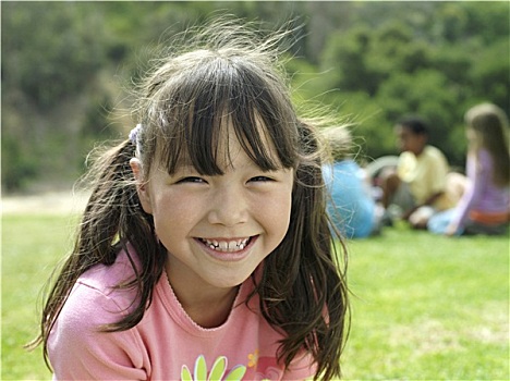 女孩,7-9岁,坐,草,公园,微笑,头像,前景聚焦