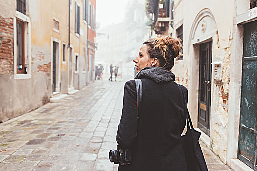 美女,相机,看,上方,肩部,街上,威尼斯,意大利