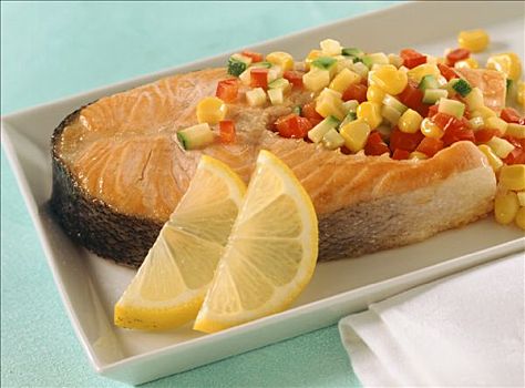 鲑鱼肉饼,蔬菜