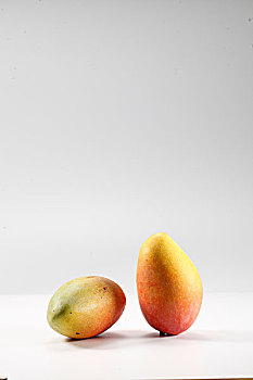 两个芒果,新鲜水果,健康绿色食品,有机农产品