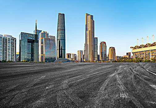 前景为沥青路面的广州城市建筑群