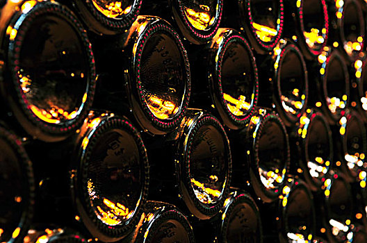大,一堆,葡萄酒瓶,仰视,葡萄酒厂