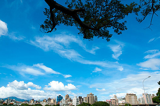 台风来临前的云层覆盖在城市的上空