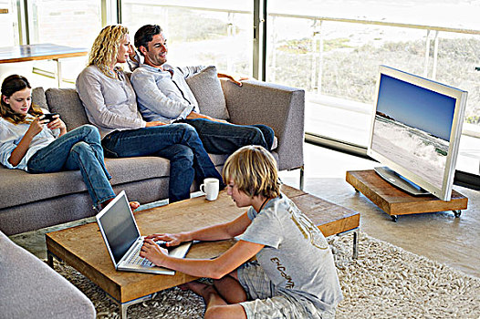 伴侣,看电视,孩子,忙碌,不同,活动
