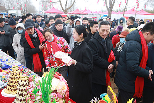 非遗产品走进大集,受到市民热烈追捧