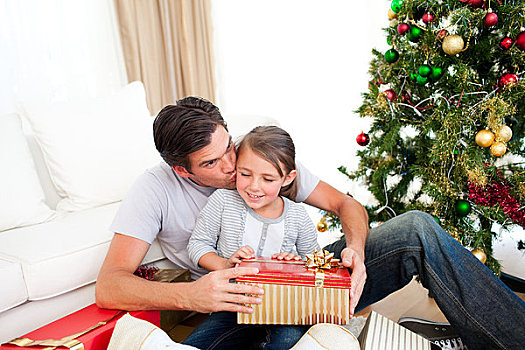 父亲,吻,小,女儿,给,圣诞礼物