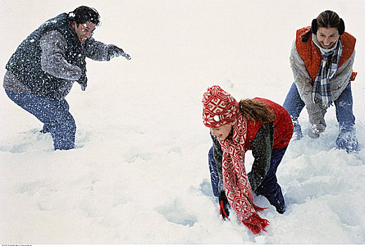 家庭,打雪仗