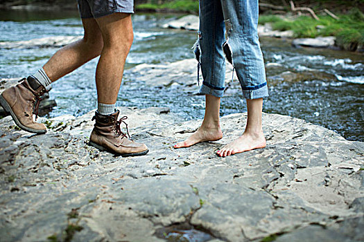 两个人,岩石上,急促,河,男人,女人,小腿,脚