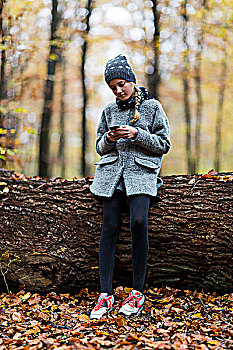 女孩,智能手机,树干,秋日树林