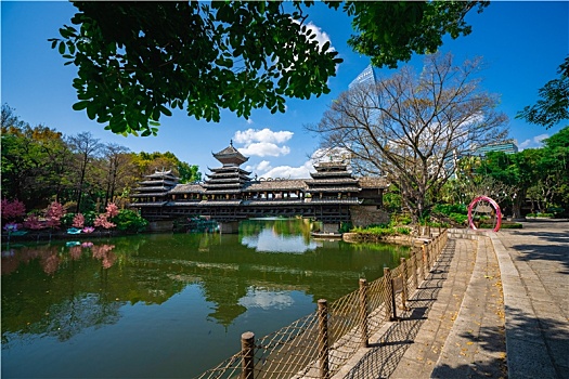 古钱横跨湖面