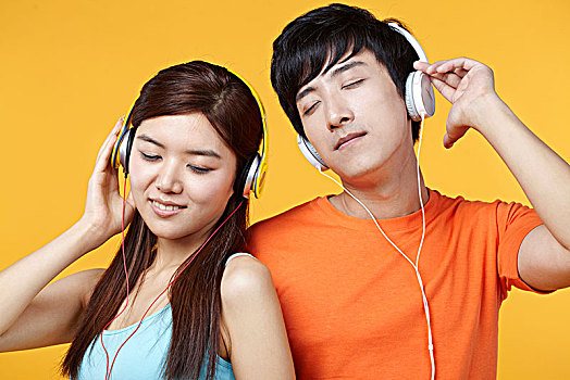 亚洲青年情侣听音乐