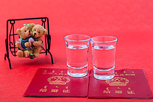 爱情秋千小熊结婚证和透明酒杯