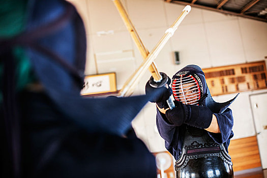 两个,日本,剑道,好斗,穿,面具,练习,木头,剑,体育馆