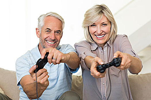 愉悦,夫妻,玩,电子游戏,沙发