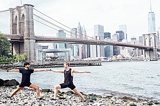 两个男人,练习,瑜珈,河边,正面,布鲁克林大桥,纽约,美国