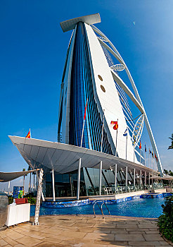 阿联酋迪拜朱美拉海滩阿拉伯塔,帆船,酒店游泳池与塔楼