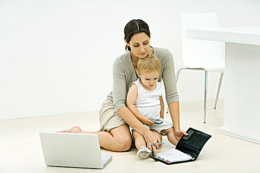 母亲,幼儿,看,时间表,笔记本电脑