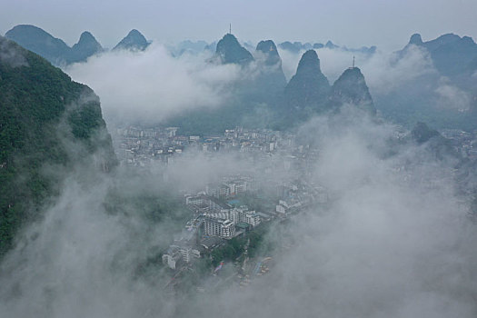 雨后的的喀斯特地貌风光更妖娆