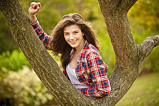 女青年,攀登,树,公园