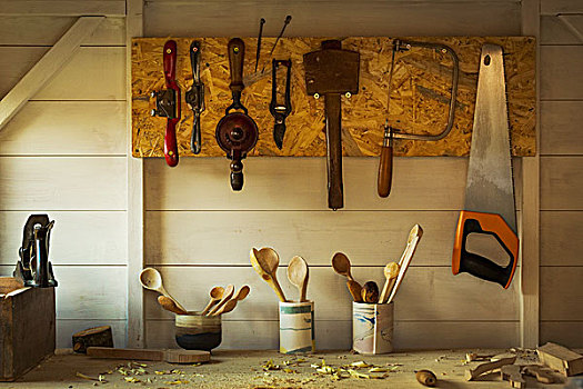 陶瓷,锅,选择,手制,木勺,手工工具,雕刻,切,木头,悬挂,墙壁,高处,工作台,工作间