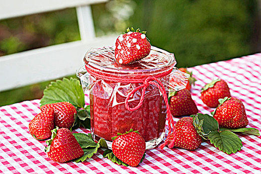 草莓酱,罐,花园桌
