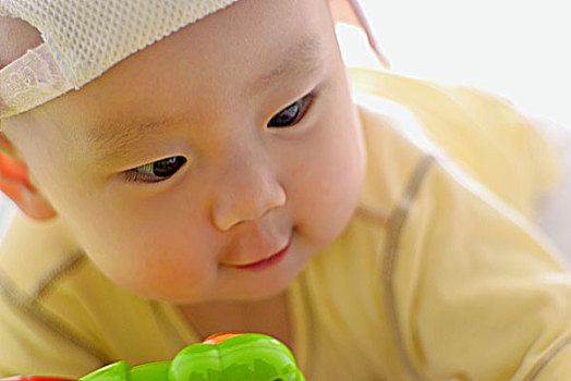趴著玩的嬰兒