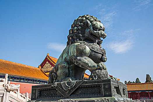 北京故宫博物院太和殿前的一对铜狮
