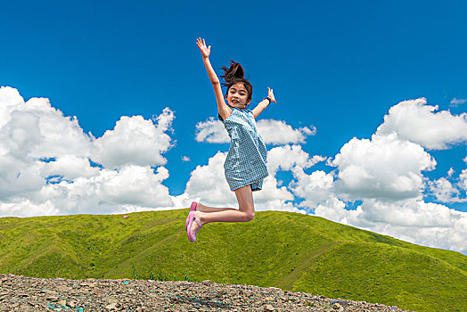 山顶腾空跳跃的女孩