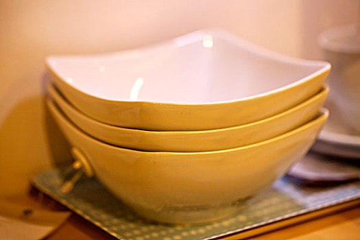 一摞陶瓷盘子
