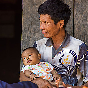 一个,男人,坐,微笑,拿着,婴儿,乡村,寺院,清莱,泰国