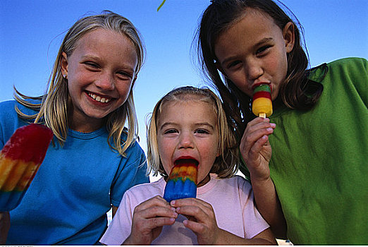 肖像,三个女孩,吃,冰棍,户外