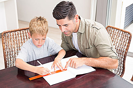 英俊,父亲,帮助,儿子,家庭作业,桌子