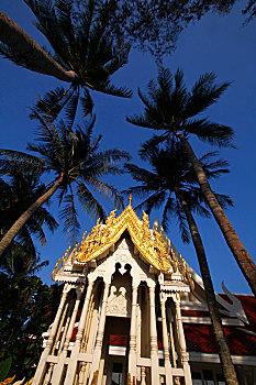 蓝天下的泰国风情建筑