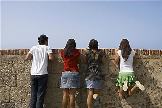 后视图,三个女人,年轻,男青年,看,上方,石墙,老,圣胡安,波多黎各