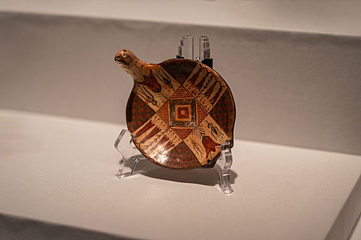 秘鲁兰巴里·奥里维拉博物馆藏印加帝国陶多彩装饰盘