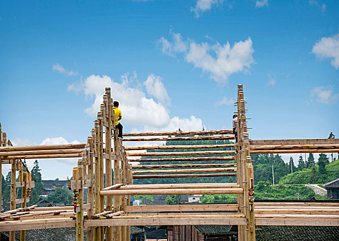贵州丹寨县杨武镇村民正在建造穿斗式构架民房