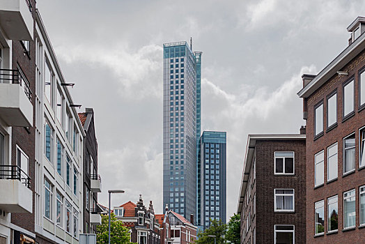 欧洲荷兰鹿特丹市中心的传统建筑和高楼大厦