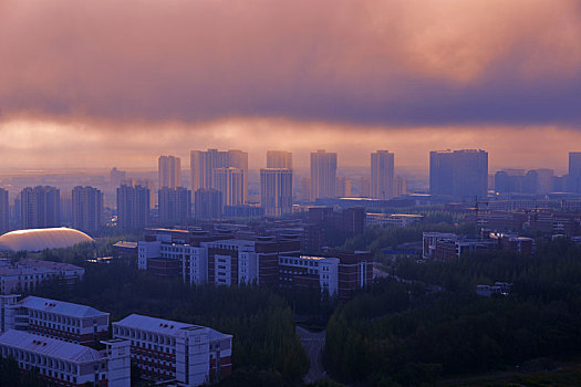 俯瞰雾中油城美